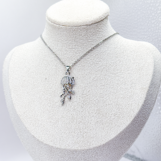 Collar plateado con dije de medusa y detalles de zirconia