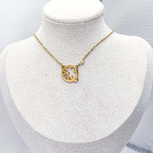 Collar dorado con dije de planeta, estrellas y zirconias