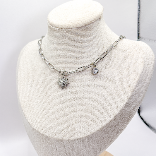 Collar plateado con dije de sol y zirconia circular