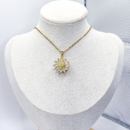 Collar dorado con dije de girasol giratorio y zirconias
