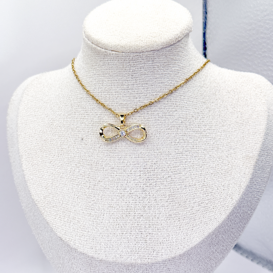 Collar dorado con dije de infinito decorado con zirconias