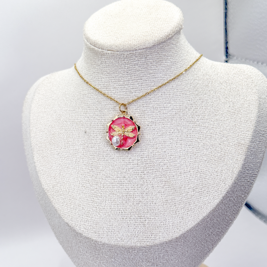 Collar dorado con dije circular rosa esmaltado, libélula y detalle aperlado