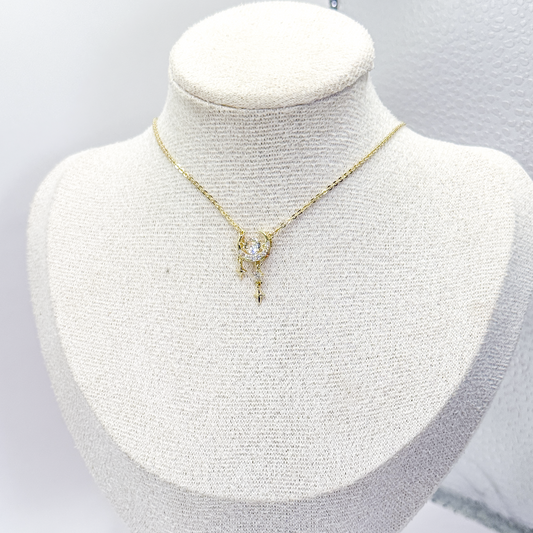 Collar dorado con medallón de luna, estrellas y zirconia central