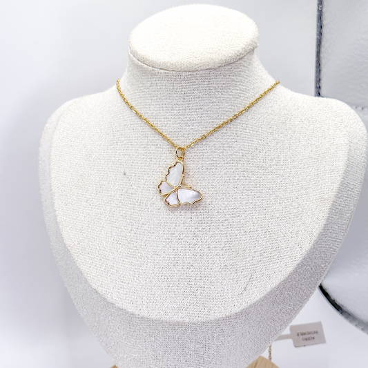 Collar dorado con dije de mariposa y detalles de madre perla en las alas