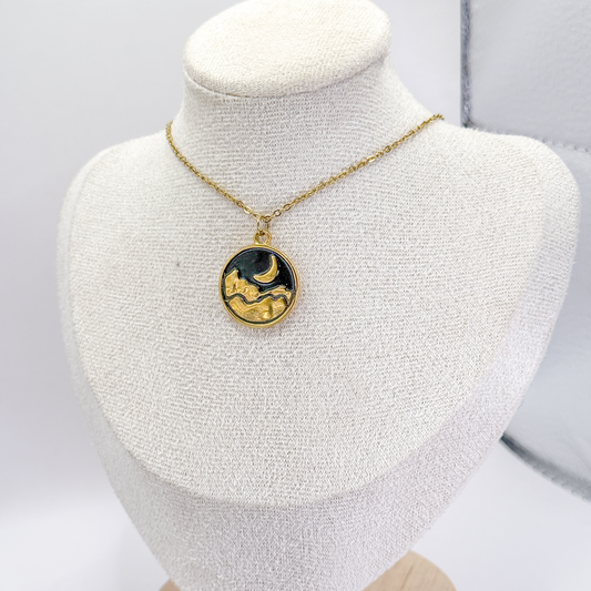 Collar dorado con medallón de paisaje nocturno y luna creciente