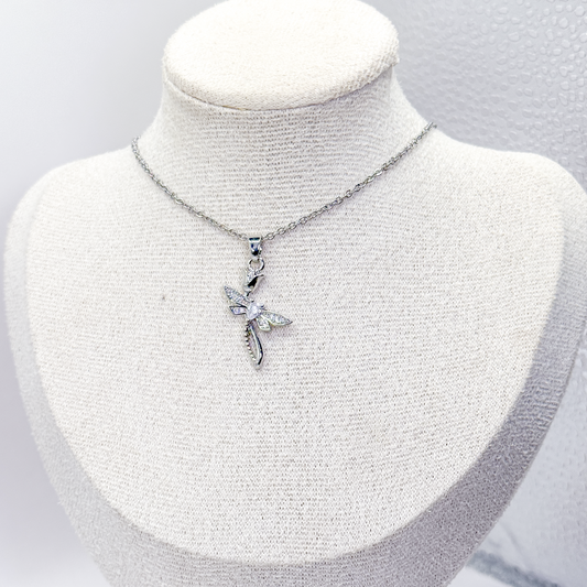 Collar plateado con dije de rosa y libélula decorado con zirconias
