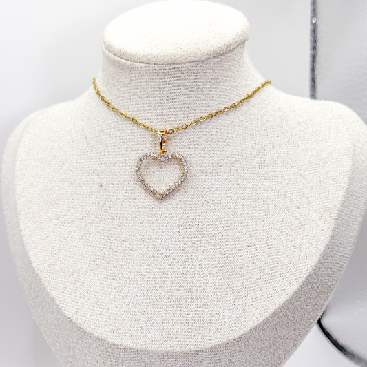 Collar dorado con dije de silueta de corazón bicolor decorado con zirconias