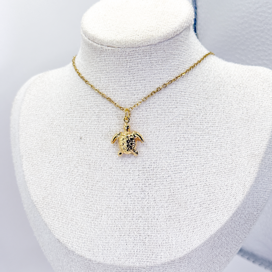 Collar dorado con dije texturizado de tortuga marina