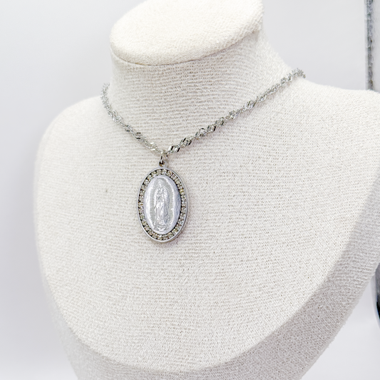 Collar plateado con medalla de la Virgen de Guadalupe rodeada de zirconias