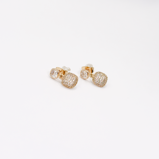 Aretes dorados con zirconia superior y cuadros colgantes cubiertos de zirconias