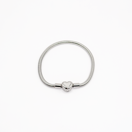 Pulsera plateada tipo Pandora con cadena serpiente y broche en forma de corazón
