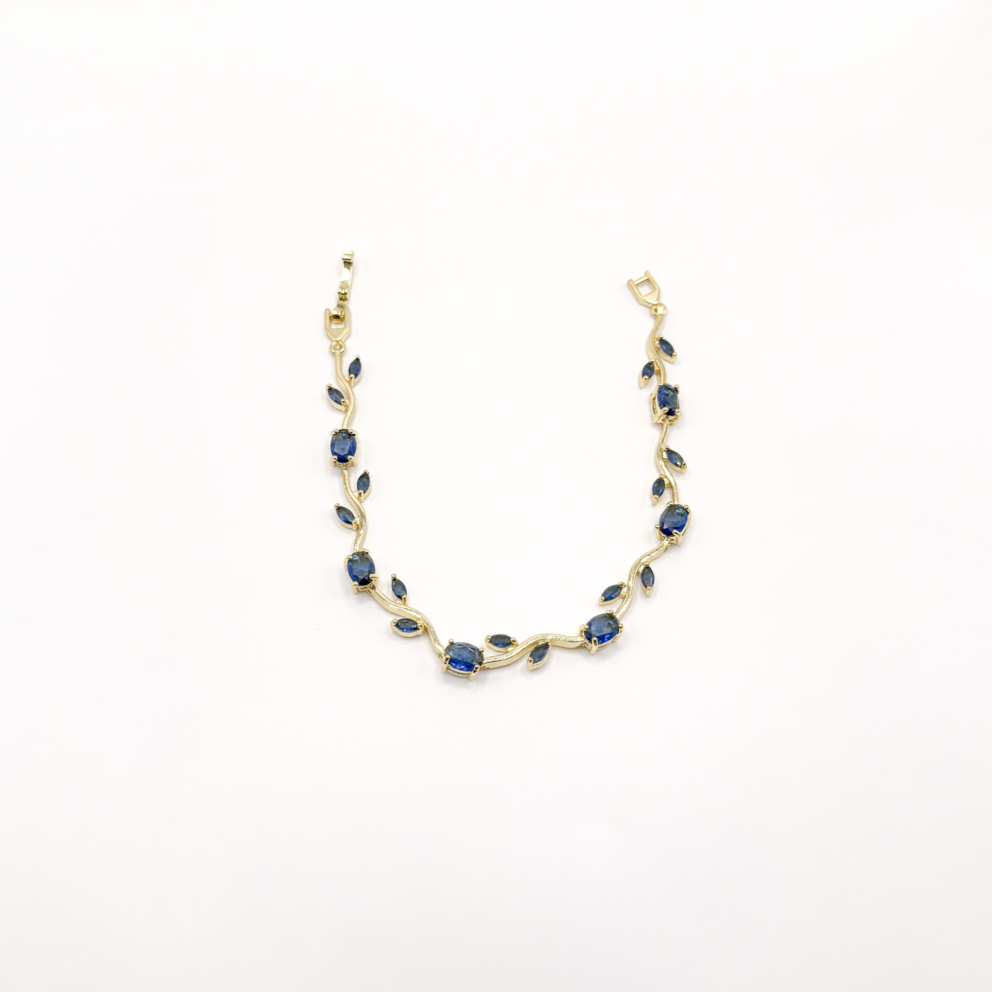 Pulsera dorada de diseño floral con tulipanes de zirconia azul y detalles de hojas