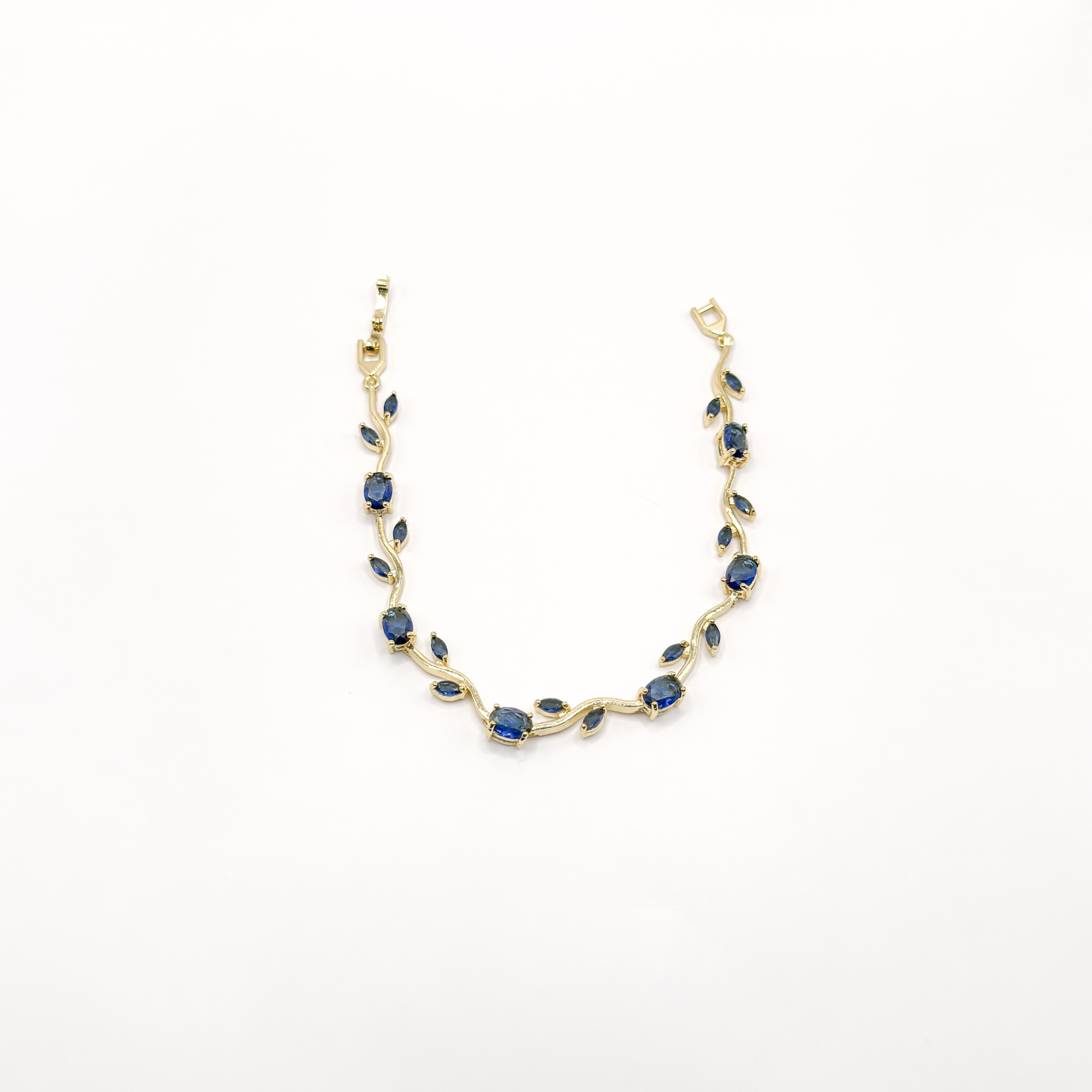 Pulsera dorada de diseño floral con tulipanes de zirconia azul y detalles de hojas