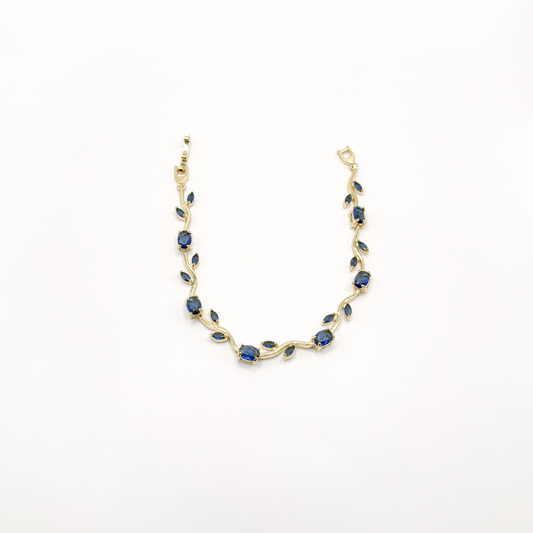 Pulsera dorada de diseño floral con tulipanes de zirconia azul y detalles de hojas