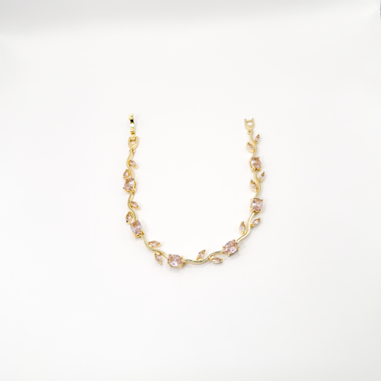 Pulsera dorada de diseño floral con tulipanes de zirconia rosa y detalles de hojas